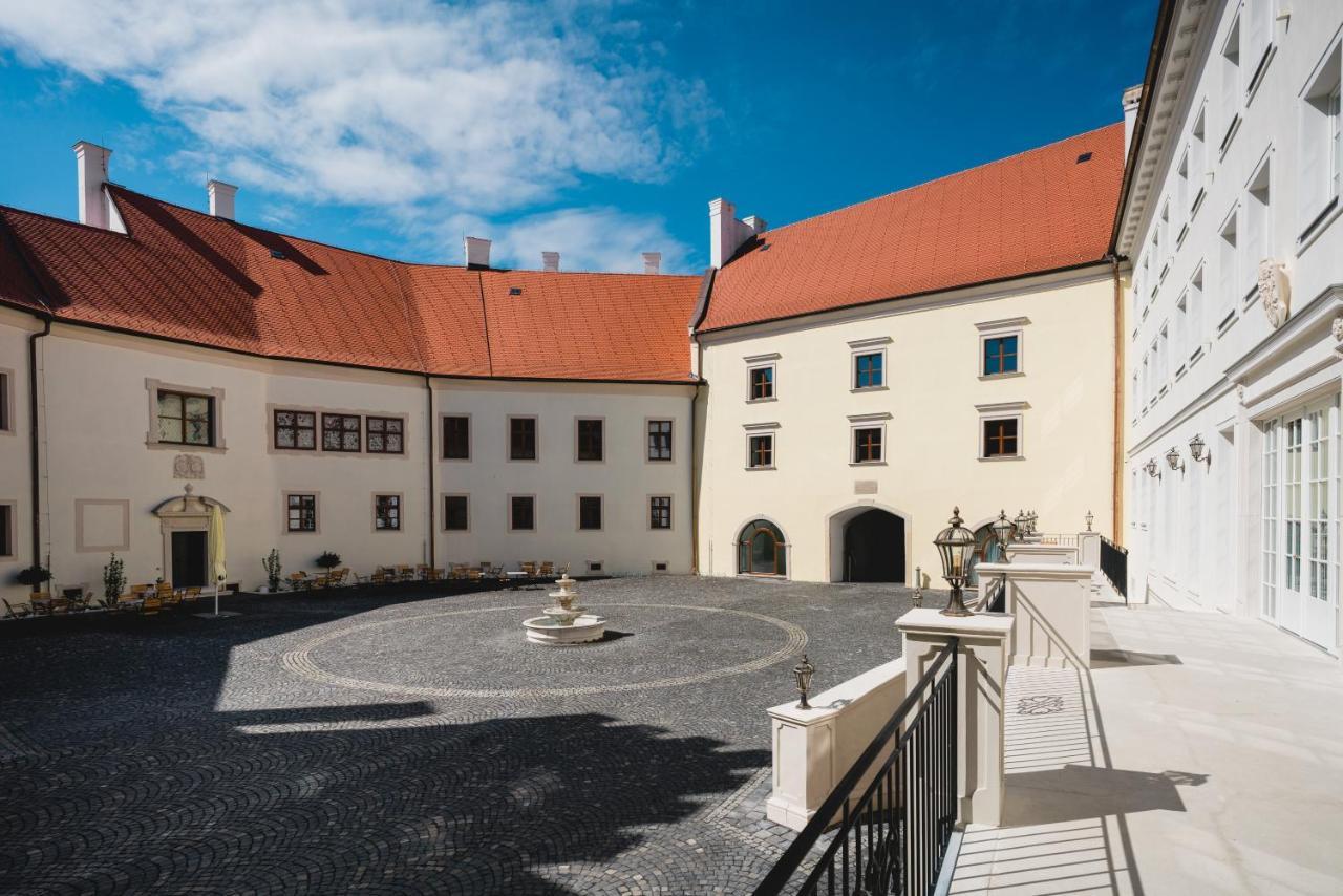 Palace Art Hotel Pezinok Luaran gambar